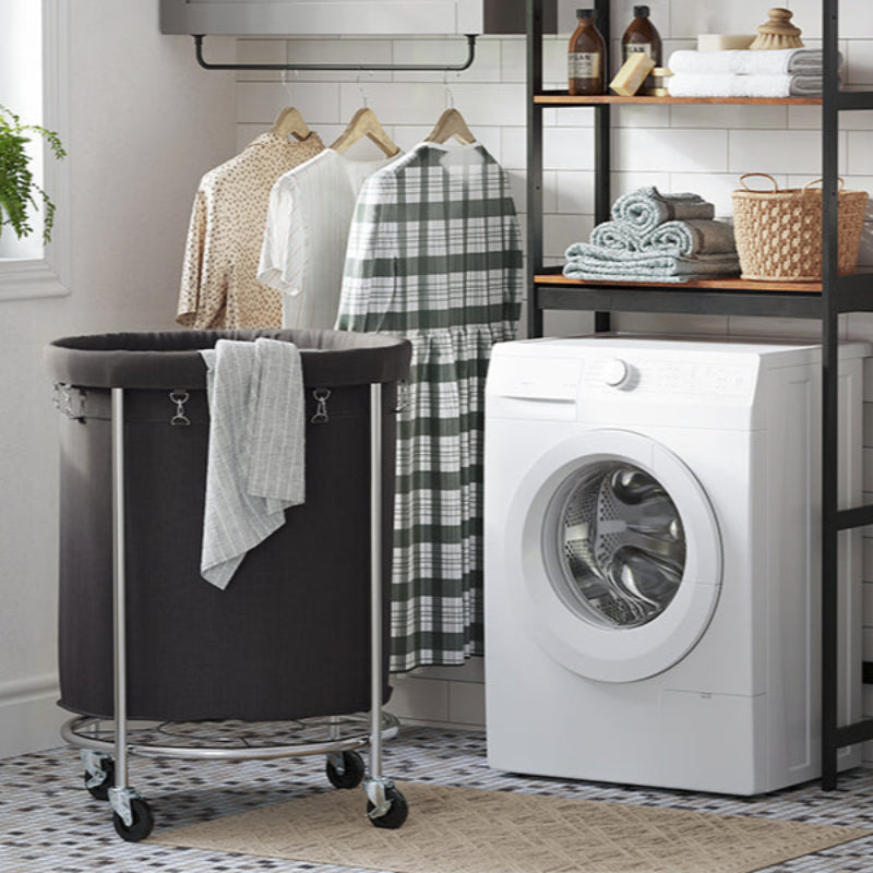 Panier-a-linge avec roulettes ranger à coté d'une machine a laver 