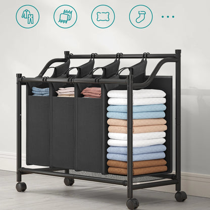 Panier à linge avec roulettes noir avec du linge dedans 