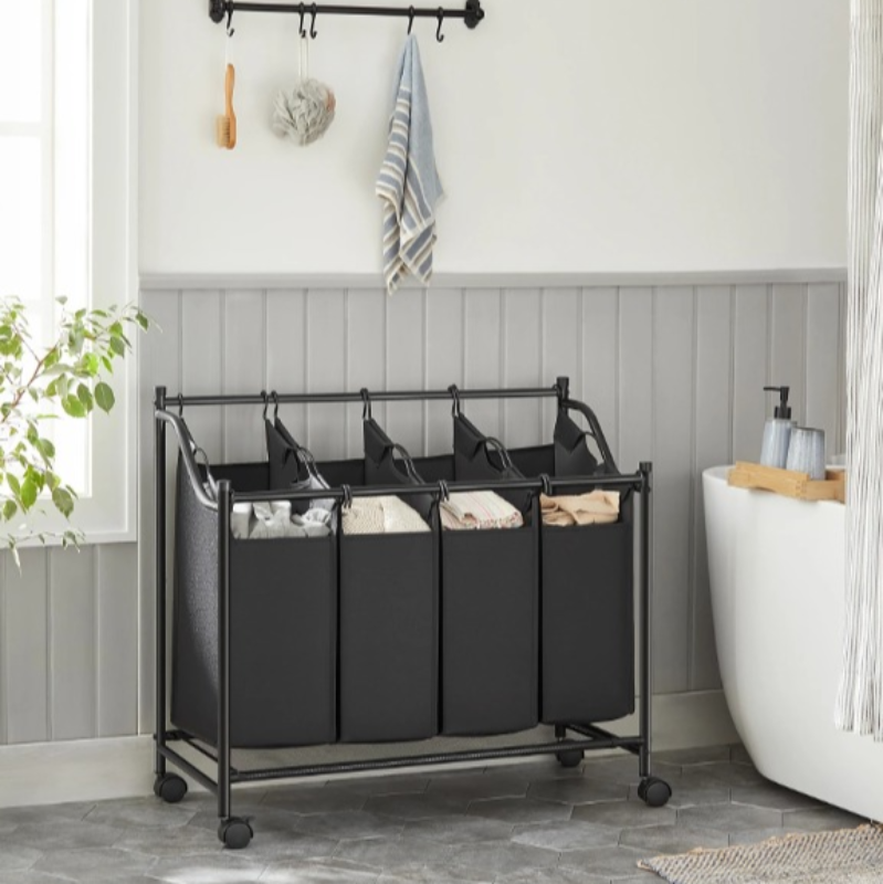 Panier à linge avec roulettes 4 compartiments dans une salle de bain