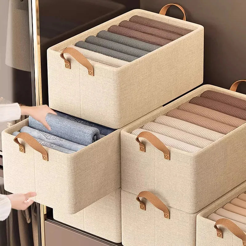 Panier à linge dans meuble en tissu avec des vêtements dedans 