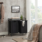 Panier à linge double avec étagère dans une chambre et avec des objets dessus