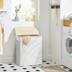 Panier à linge double compartiments  blanc dans une salle de bain avec des serviettes dedans 