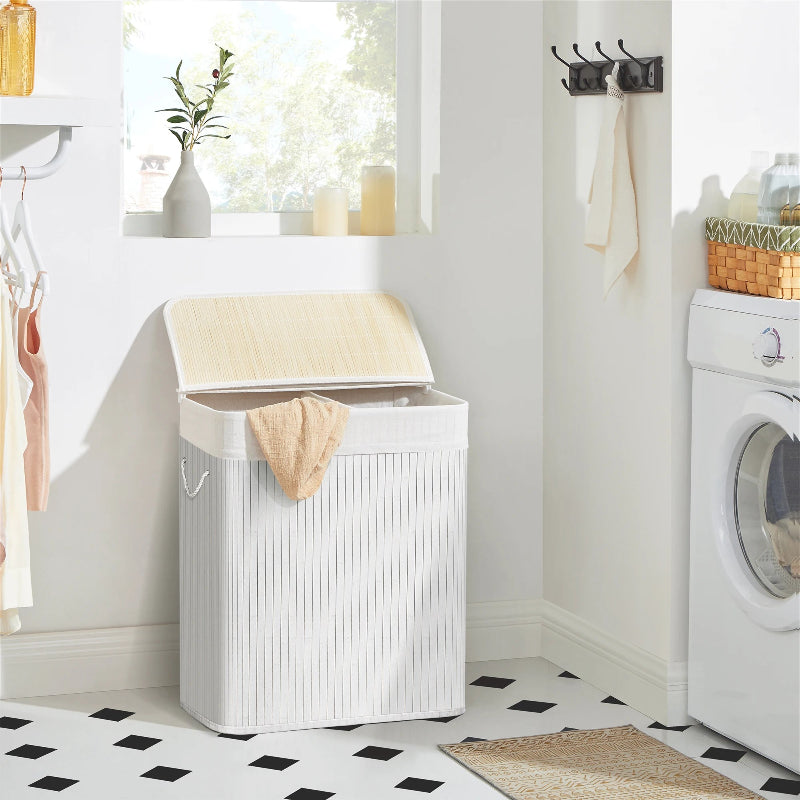 Panier à linge double compartiments  blanc dans une salle de bain avec des serviettes dedans 