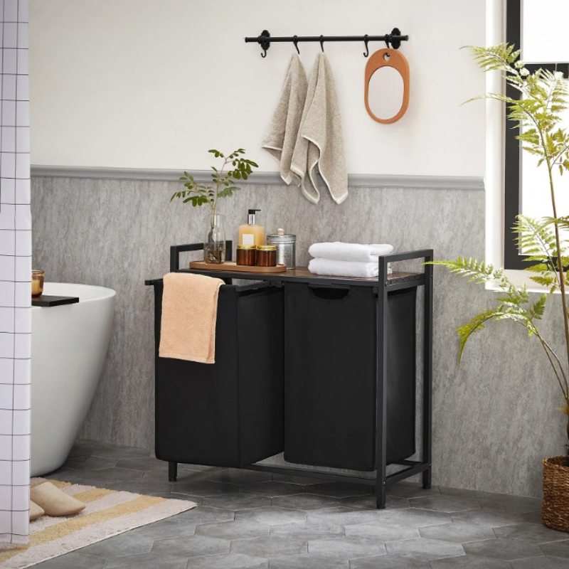 Panier à linge double à étagère avec des serviettes dessus et du linge dedans 