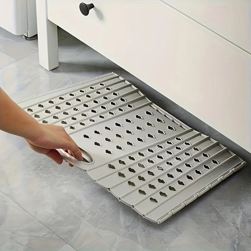 panier à linge en plastique plier sous un meuble 