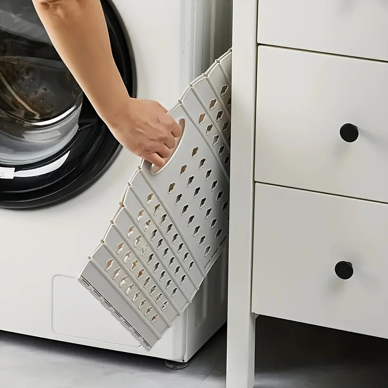 Panier à linge en plastique plier entre meuble et machine à laver 