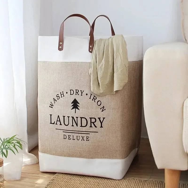 Panier à linge en rectangle beige avec du linge dedans 
