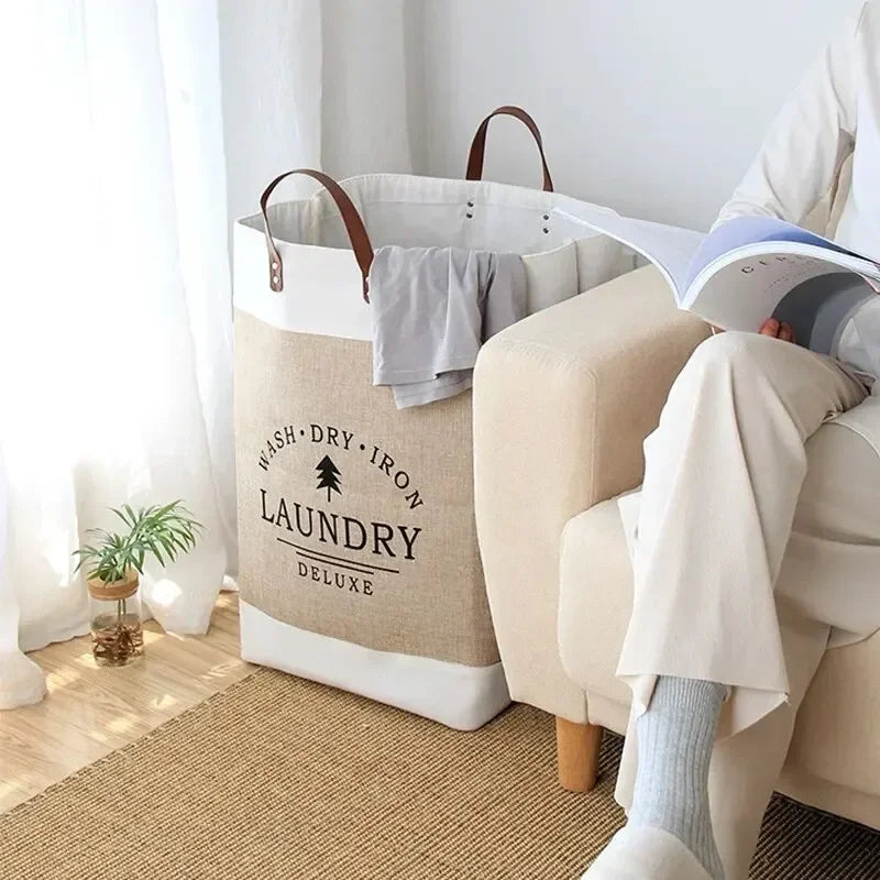 Panier à linge en tissu clair ranger avec du linge dedans 