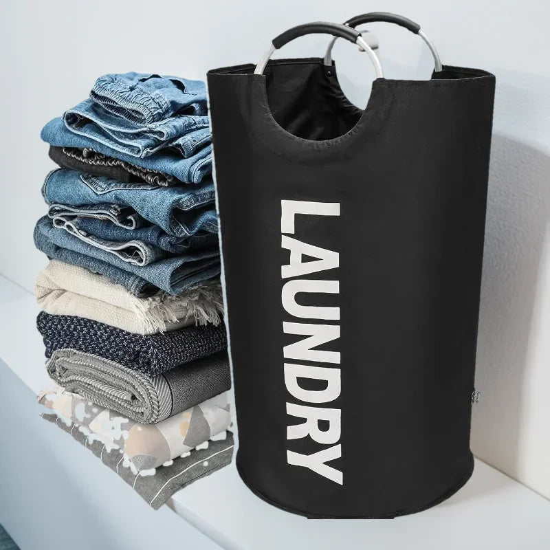 Panier à linge noir rond avec du linge  à coter