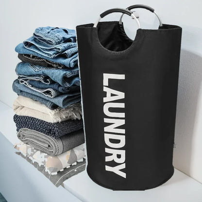 Panier à linge noir rond avec du linge  à coter