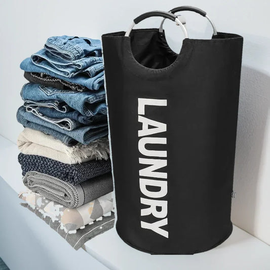 Panier à linge noir rond avec du linge  à coter