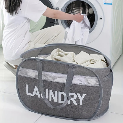 Panier à linge pliable gris dans une salle de bain 