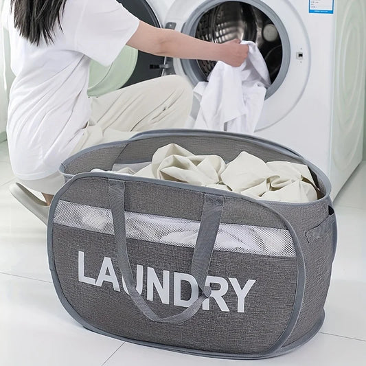 Panier à linge pliable gris dans une salle de bain 