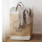 Panier à linge rectangle en tissu avec du linge dedans 