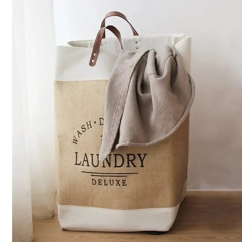 Panier à linge rectangle en tissu avec du linge dedans 