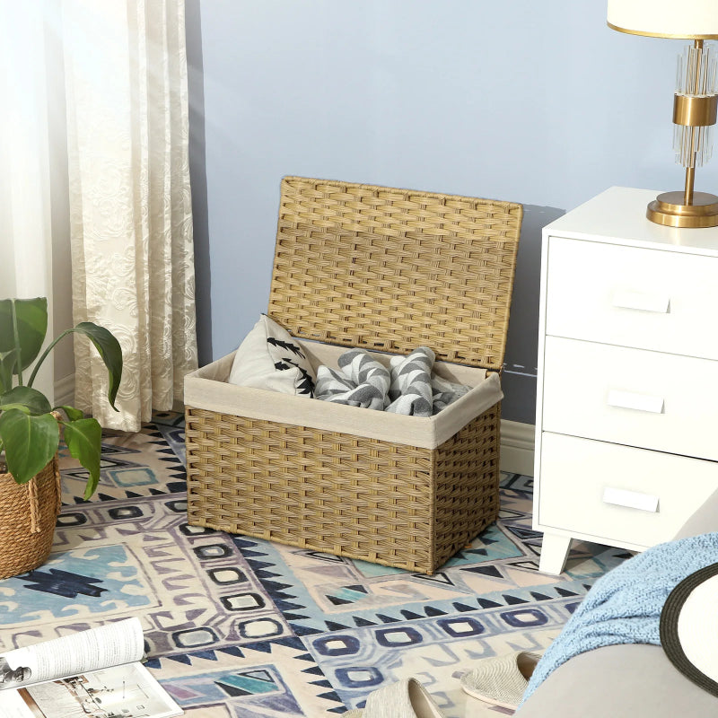 Panier à linge rectangle dans une chambre avec des couettes dedans 