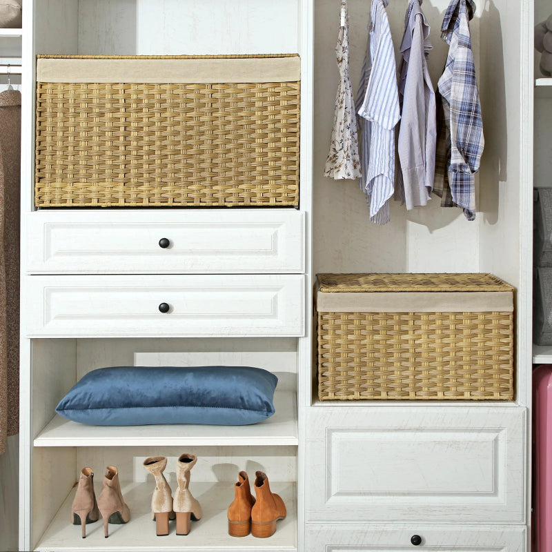 Panier à linge boisée dans une armoire