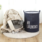 Panier à linge rond dans une chambre avec du linge salle a coter 