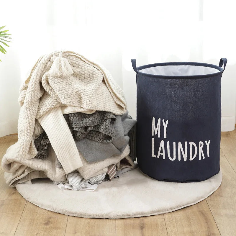 Panier à linge rond dans une chambre avec du linge salle a coter 