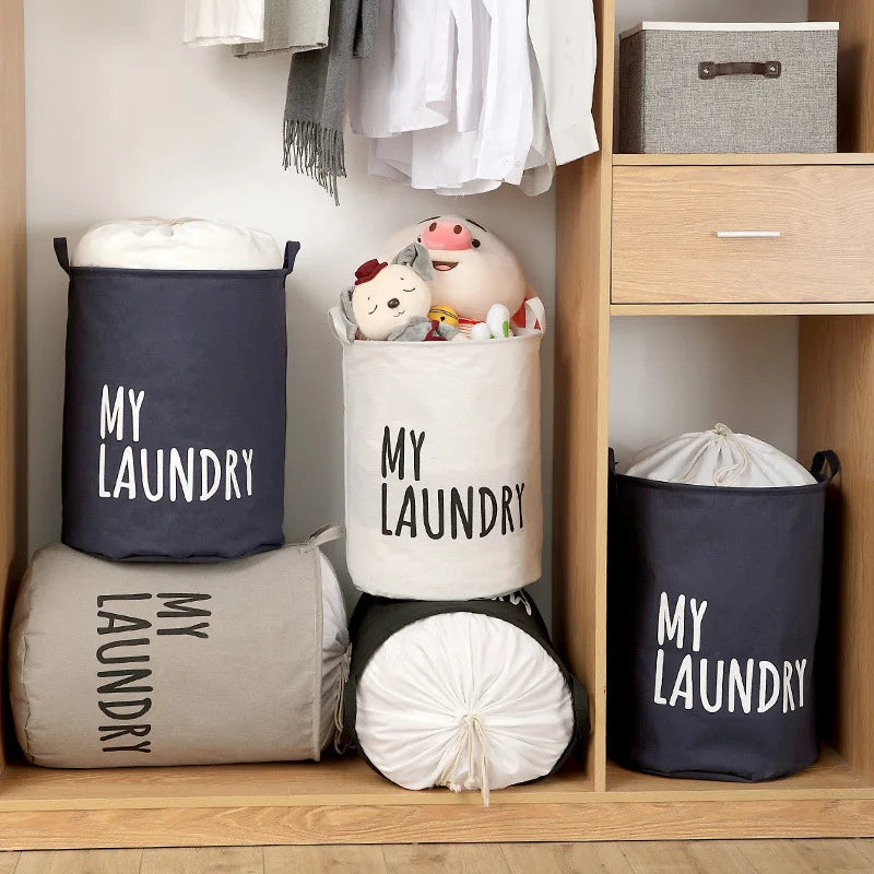 Panier à linge rond de couleurs avec des draps dedans 