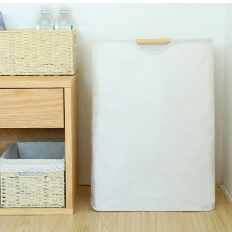 Panier à linge sale-beige dans le coin dune chambre