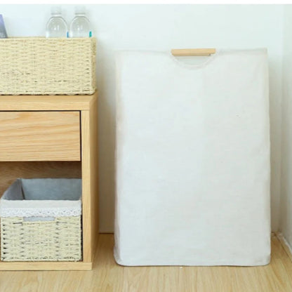 Panier à linge sale-beige dans le coin dune chambre