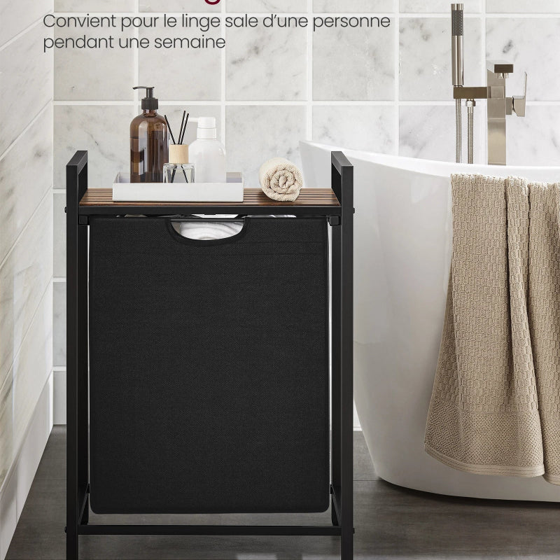 Panier à linge sale avec une étagère et des produits d bains dessus dans une salle de bain 