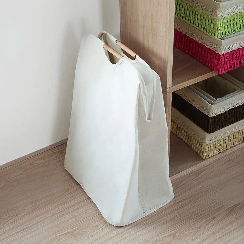 Panier à linge sale beige plie dans une chambre