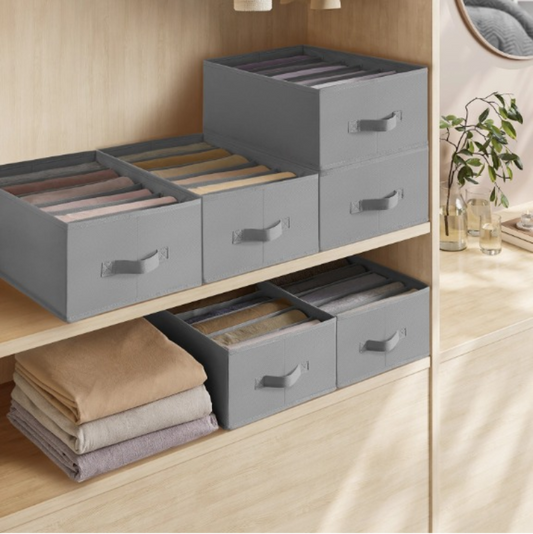 Paniers à linge dans meuble avec du linge dedans 