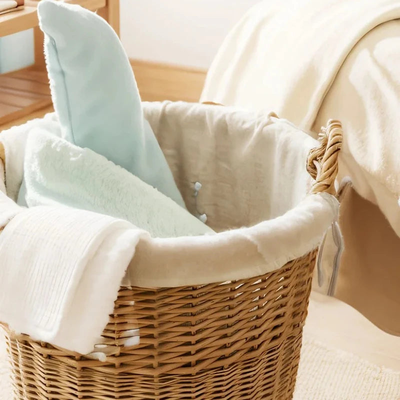 linge dans panier à linge en bois rond