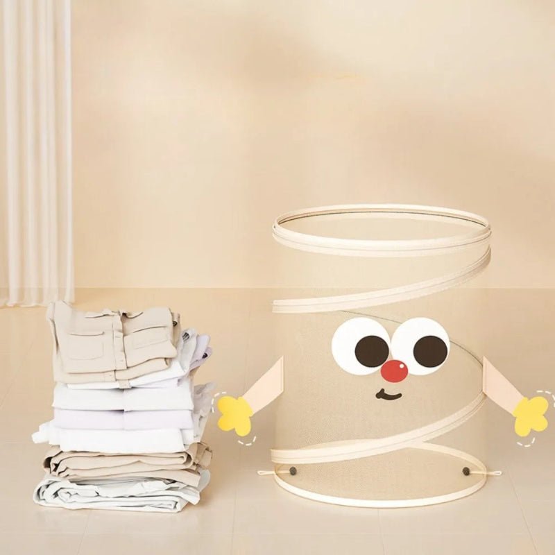 Panier-à-linge-bébé avec du linge dedans 