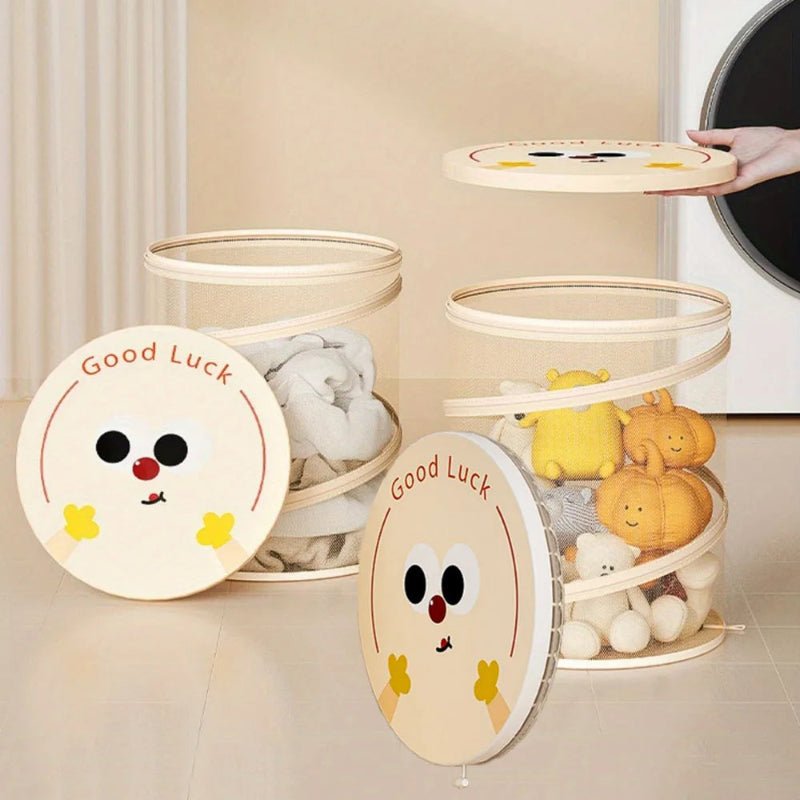 panier à linge bébé tête de bonhomme avec des petits jouets dedans 