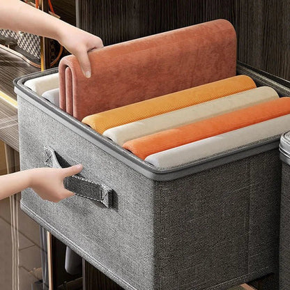 Petit panier à linge dans meuble avec fermeture