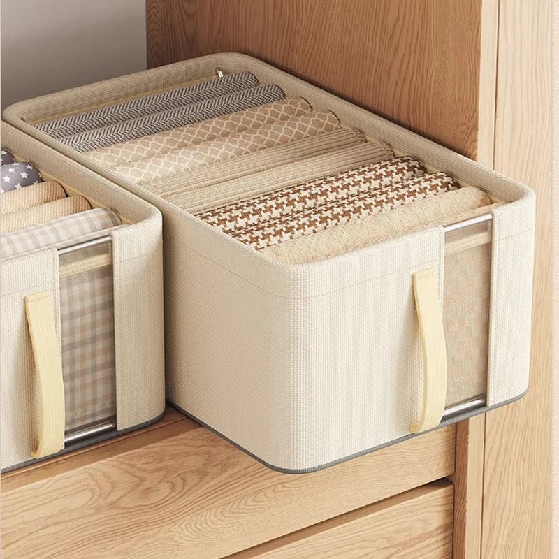 Panier à linge dans-meuble beige avec du linge dedans