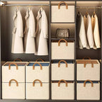 Panier à linge dans meuble tout en tissu bien rangé dans une armoire