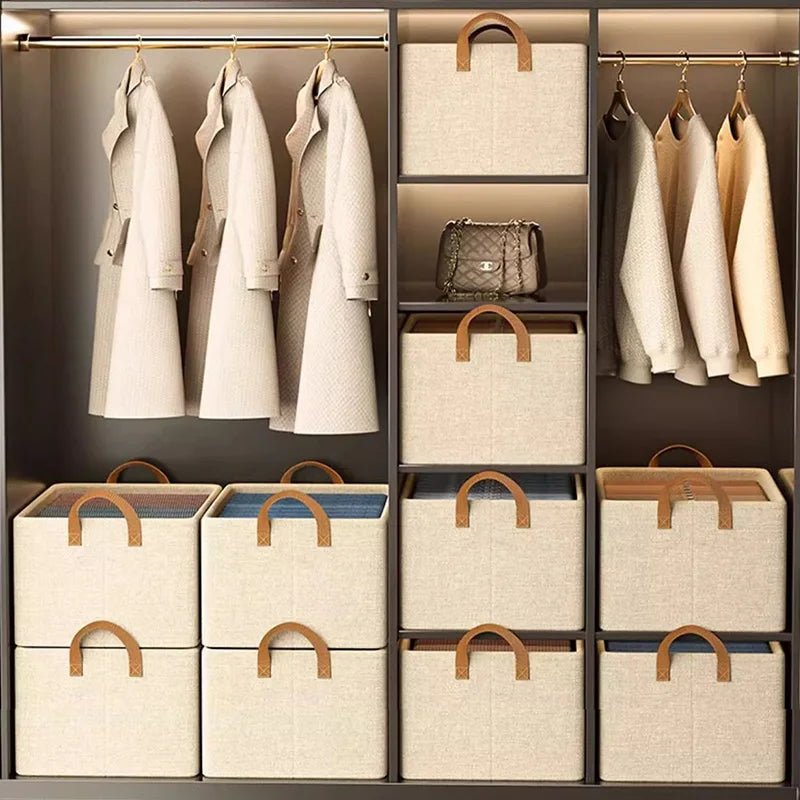 Panier à linge dans meuble tout en tissu bien rangé dans une armoire