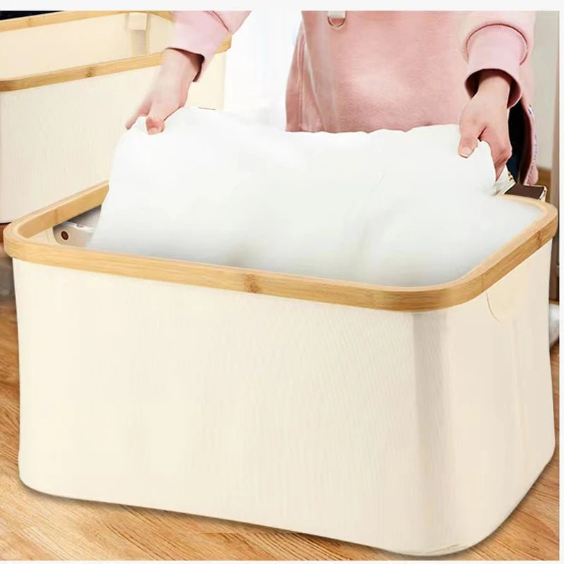 Panier à linge en tissu beige avec du lige dedans