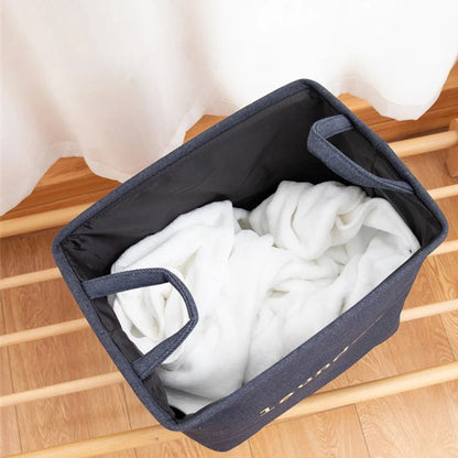 Panier à linge en tissu avec linge dedans 