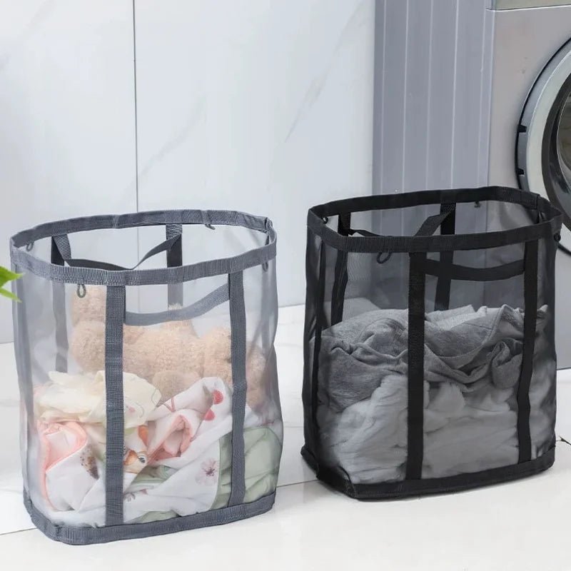 deux panier à linge  sale en maille gris , noir  dans salle de bain 