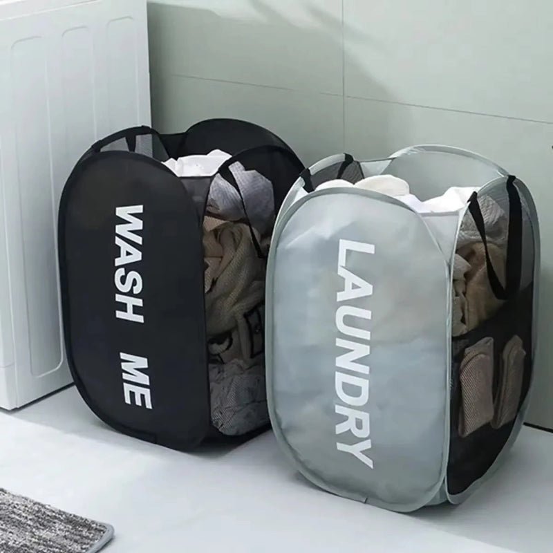 Paniers à linge sale portable avec du linge dedans dans une salle de bain
