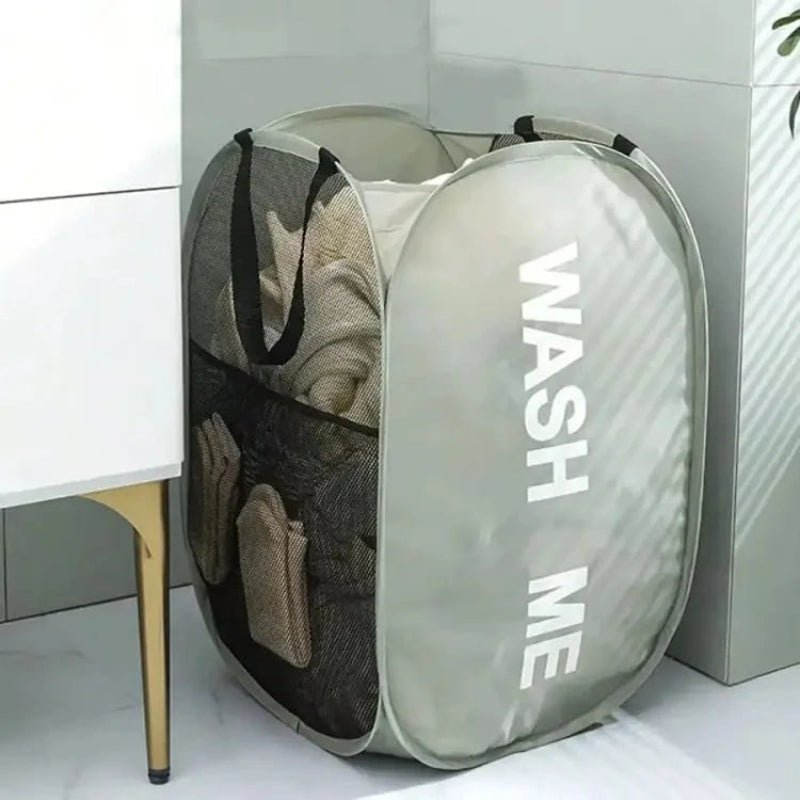 Panier à linge sale portable vert dans une salle de bain avec du linge à l'intérieure 