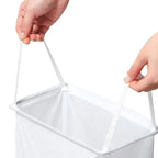 Panier à linge suspendu blanc tenu par des mains 