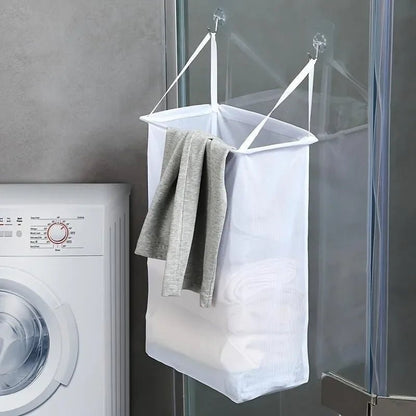 panier à linge suspendu blanc à une douche avec du linge dedans 