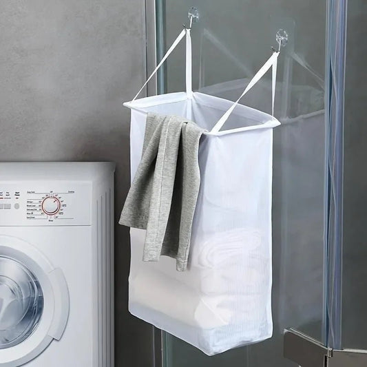 panier à linge suspendu blanc à une douche avec du linge dedans 
