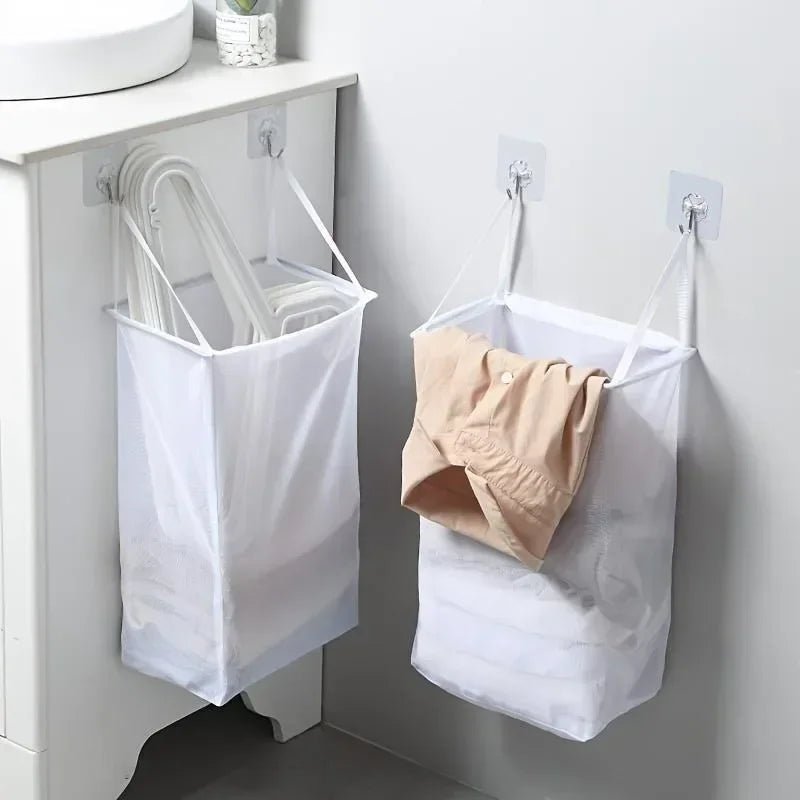 Panier à linge suspendu blanc dans une salle de bain avec du linge dedans 