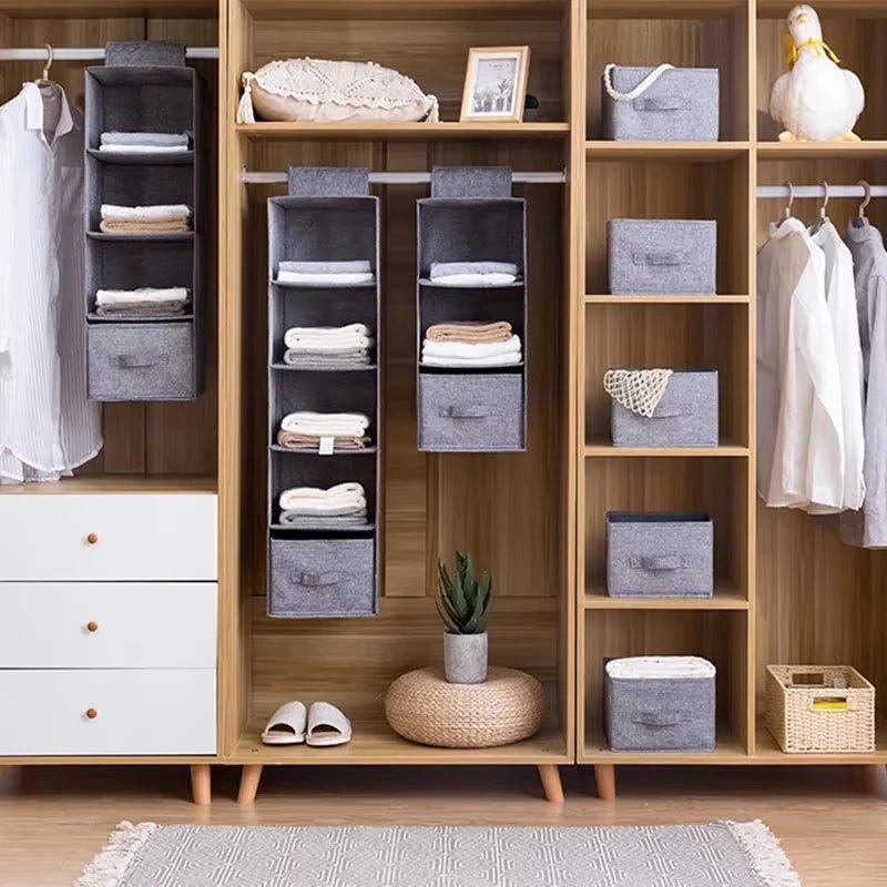 Panier à linge suspendu dans meuble type tiroir dans un meuble avec des vêtements dedans