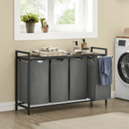 Panier à linge tri à étagère avec des objets dessus dans une salle de bain 