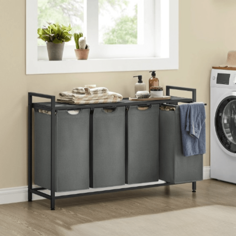 Panier à linge tri à étagère avec des objets dessus dans une salle de bain 