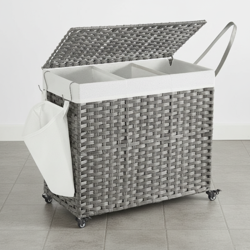 Panier à linge avec roulettes sur carrelage