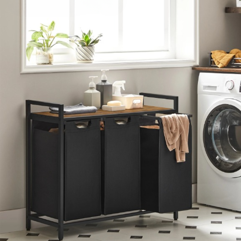 panier à linge 3 compartiments avec une étagère et des objets dessus dans une salle de bain 